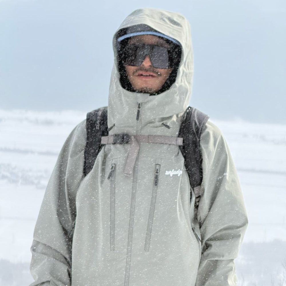 遠藤夏樹穿著淺色雪衣與雪鏡